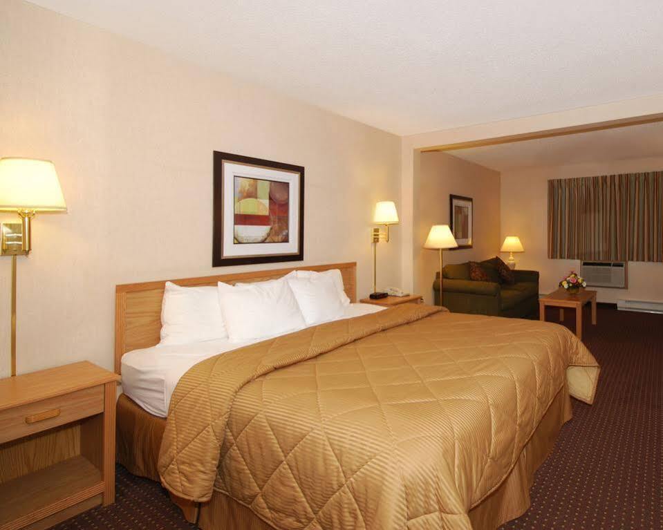 Hotel Baymont By Wyndham Marinette Exterior foto